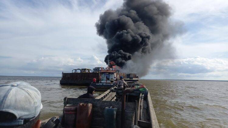 Puntung Rokok ABK Biang Keladi Kapal Tongkang Terbakar