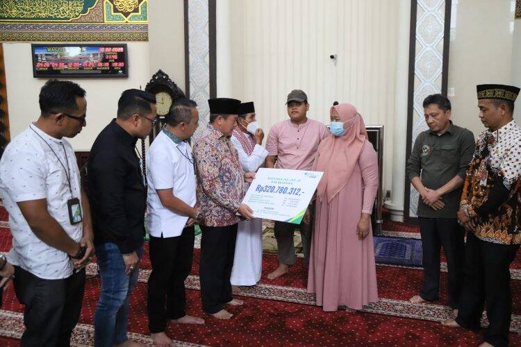 Ahli Waris Muazin Kemendagri yang Meninggal saat Kumandangkan Azan Salat Jumat Terima Santunan