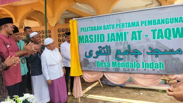 Al Haris Salat Jumat di Masjid Tertua Mendalo usai Meletakan Batu Pertama