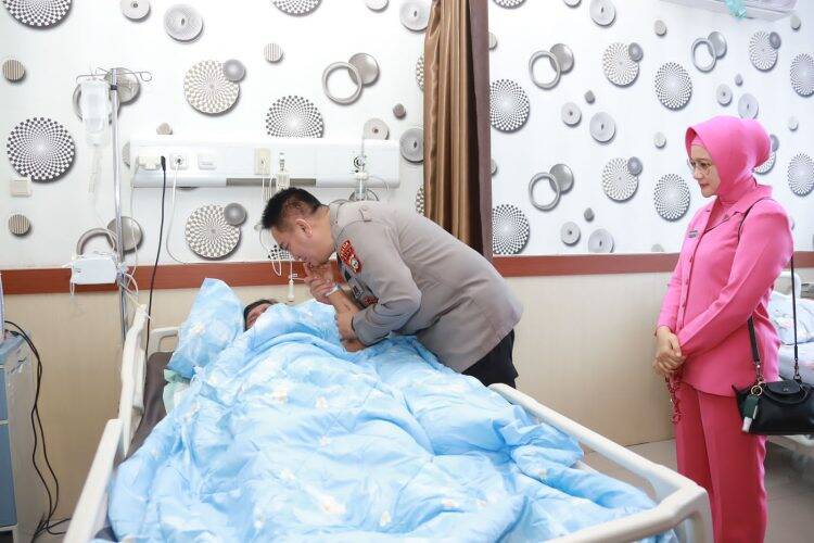 Kisah Haru Kapolda Jambi Dijenguk Kapolda Riau Menguras Air Mata hingga Saling Berpelukan