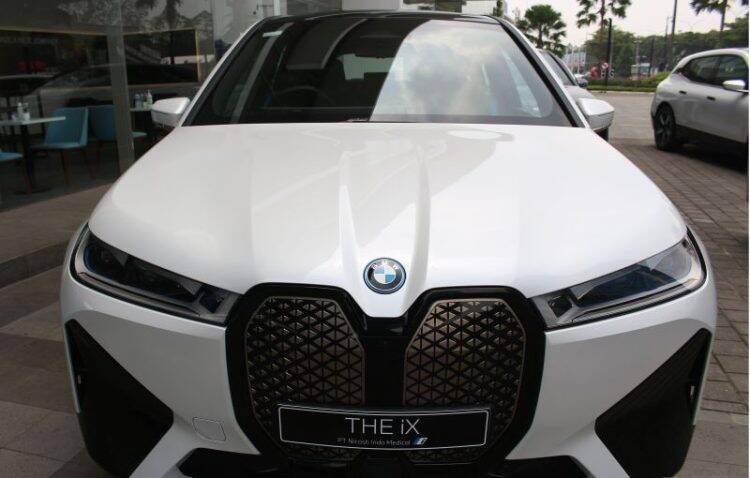 Wow Keren! BMW Sedang Garap XM Hybrid Versi Enam Silinder