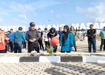 Al Haris Tanam Ratusan Pinang dan Senam Bersama Pegawai Pemprov Jambi