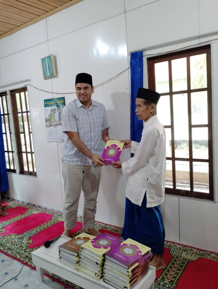 Bulan Penuh Berkah, Rendra Usman Bantu Pembangunan Masjid dan Al-Qur’an Majelis Taklim