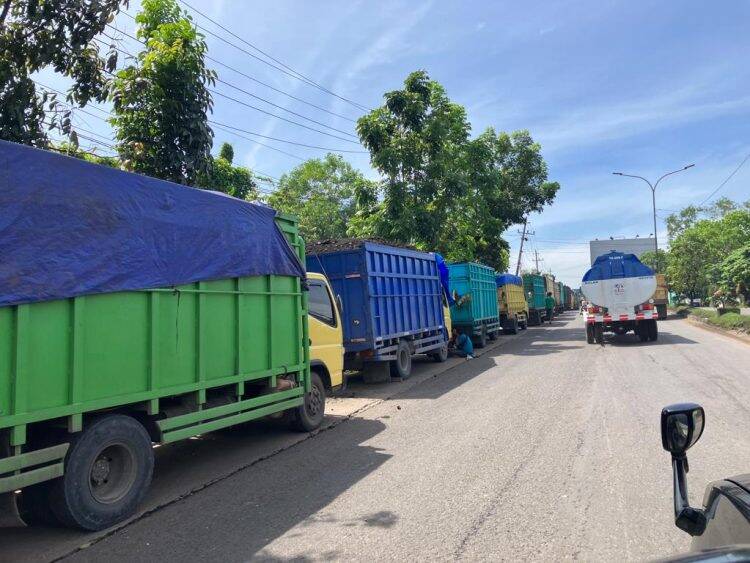 Duh, Truk Batu Bara Parkir Sembarangan di Simpang Rimbo