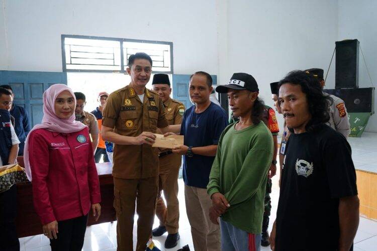 Penjabat Bupati Muaro Jambi Bersama Ketua TP PKK Beri Bantuan Korban Angin Puting Beliung