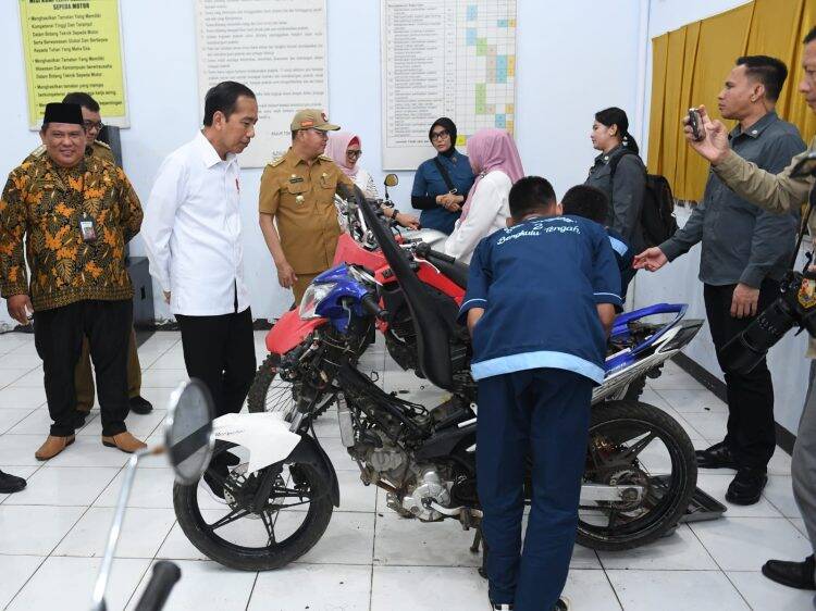 Bisa Saja Nanti Buat Mobil dan Motor, Jokowi Tinjau SMKN 2 Kabupaten Bengkulu Tengah
