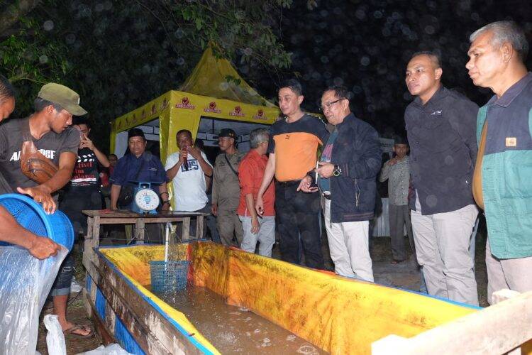 Dihadapan Warga, Bachyuni Deliansyah Beli dan Langsung Santap Ikan