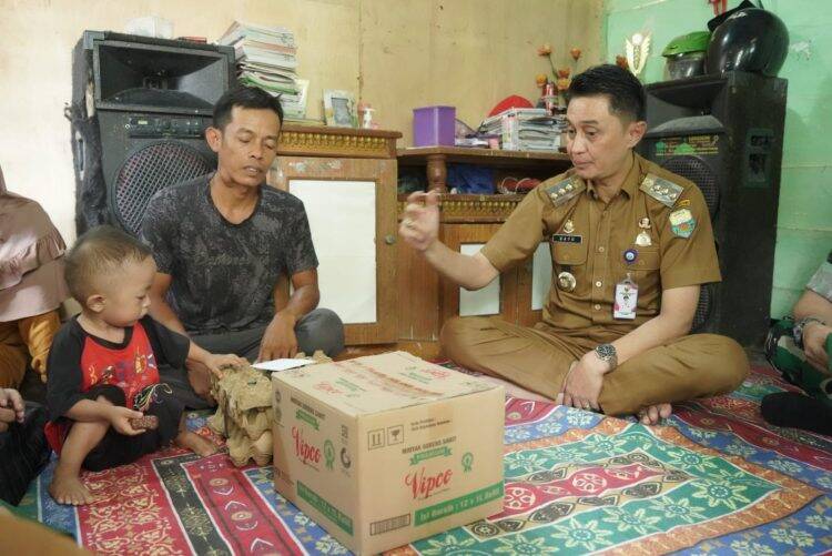 Penjabat Bupati Bachyuni Deliansyah Kunjungi Salah Satu Anak Warga Stunting