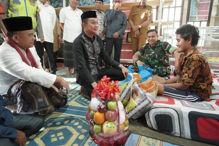 Bachyuni Deliansyah Kunjungi Korban Serangan Beruang