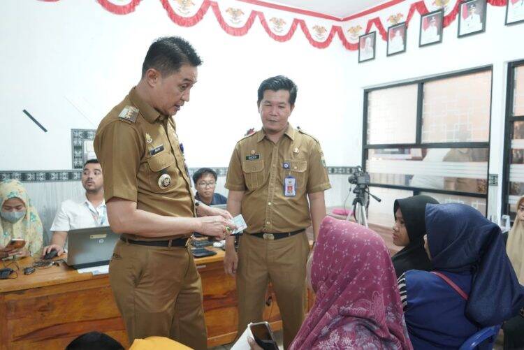 Bachyuni Deliansyah Pantau Perekaman E- KTP di Kecamatan Jambi Luar Kota