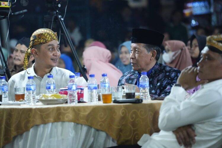 Bachyuni dan Budhi Saksikan Wayang Kulit oleh PEPADI Jambi