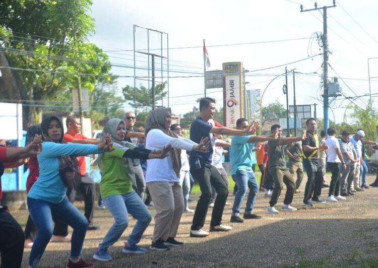 Bachyuni Deliansyah Senam Sehat di Kantor Camat Sekernan
