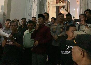 Malam-malam Ketua DPRD Jambi Temui Warga Unjuk Rasa