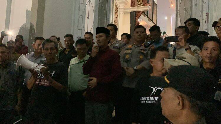 Malam-malam Ketua DPRD Jambi Temui Warga Unjuk Rasa
