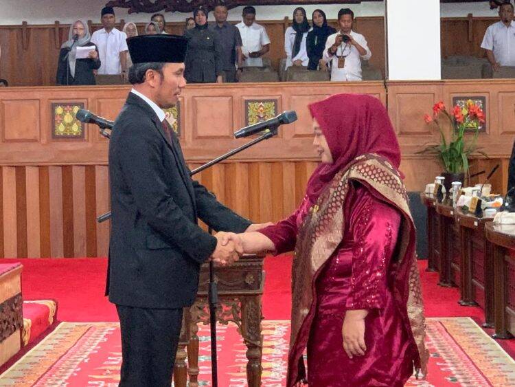Ketua DPRD Jambi Pimpin Paripurna Pengambilan Sumpah PAW Lilis Ismayani