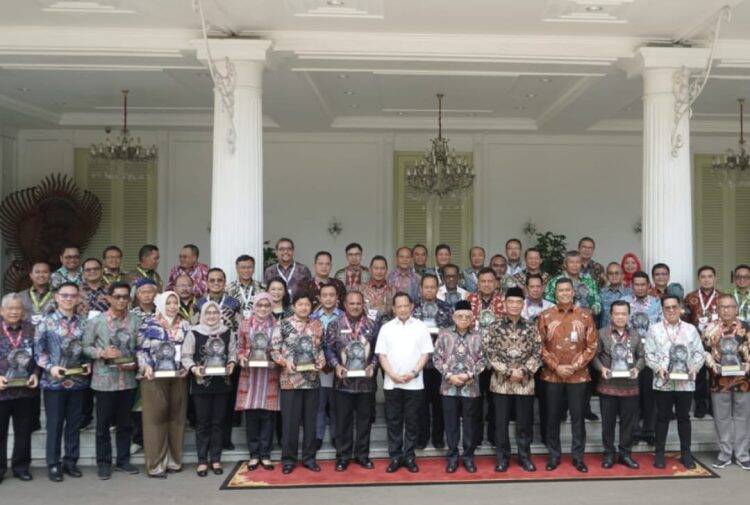 Amat Perhatikan Miskin Ekstrem dan Pekerja Rentan, Al Haris Terima Penghargaan Paritrana Award dari Wapres Ma’aruf Amin