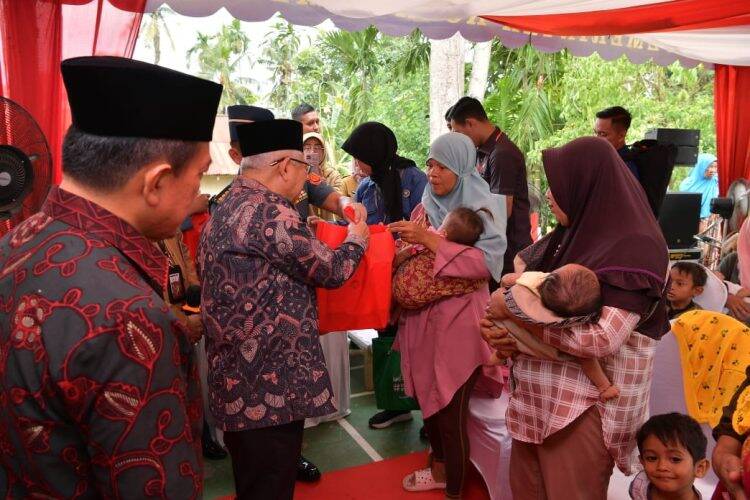Al Haris Dampingi Wapres Bagi-bagi Sembako untuk Tekan Stunting