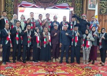 Seluruh Anggota DPRD Jambi Pakai Syal Palestina 