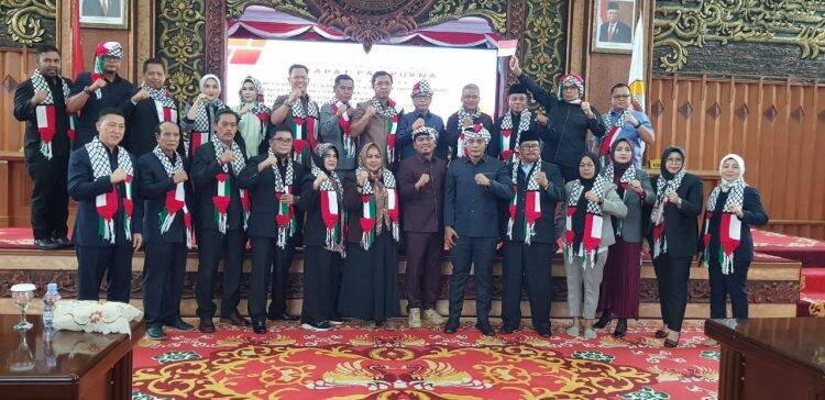 Seluruh Anggota DPRD Jambi Pakai Syal Palestina 