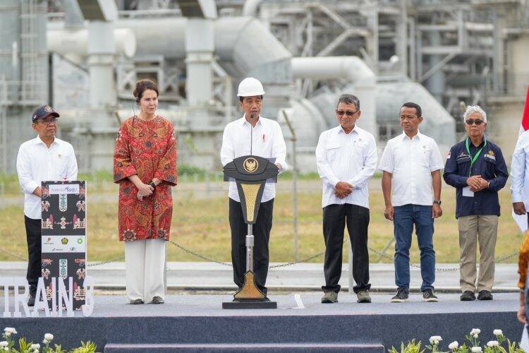 Jokowi Resmikan Proyek Tangguh Train 3 dan Ground Breaking Proyek UCC, AKM dan Blue Amonia di Papua Barat