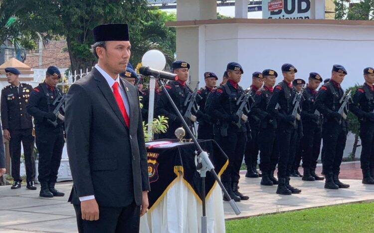 Jadi Irup Upacara Ziarah, Edi Purwanto Tabur Bunga di Taman Makam Pahlawan