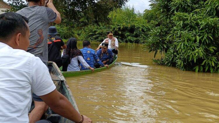 Al Haris Baru Sekarang Datang, Warga: Banjir Sudah 2 Mingguan, Kami Keluar Pakai Perahu