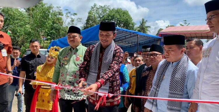 Ketua DPRD Jambi Potong Pita Masjid Raya Paling Megah