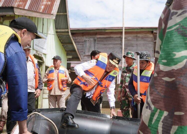 Al Haris Serahkan Bantuan Korban Banjir Mandiangin, Naik Perahu Lalu Beri Peringatan ke Warga