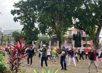 Semangat Relawan Pendukung Maulana Senam Pagi Walaupun Diguyur Hujan