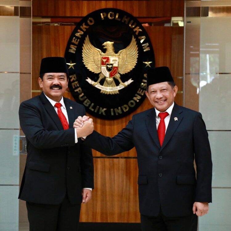 Tito Serahkan Jabatan kepada Hadi Tjahjanto