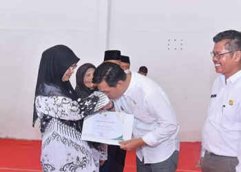 Ketika Fadhil Arief Cium Tangan dan Berikan Reward Purna Bakti Guru