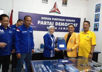 Orang Pertama Kembalikan Pendaftaran, Calon Wali Kota Jambi Ini Bilang di Luar Memang Panas