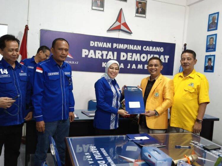 Orang Pertama Kembalikan Pendaftaran, Calon Wali Kota Jambi Ini Bilang di Luar Memang Panas