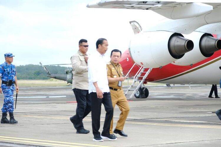 Mendarat di Bungo, Jokowi Langsung Naik Heli ke Kampung Halaman Al Haris