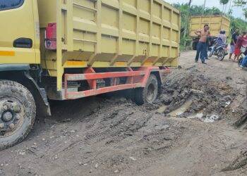 Lihat Nih! Jalan di Simbur Naik Tanjabtim Bagai Kubangan Kerbau