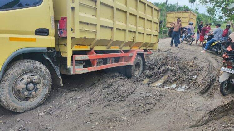Lihat Nih! Jalan di Simbur Naik Tanjabtim Bagai Kubangan Kerbau
