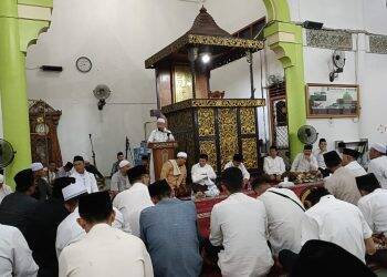 Al Haris dan Mashuri Sholat Tarawih Bersama di Masjid Agung Al-Mubarok