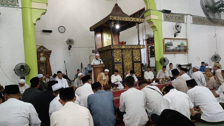 Al Haris dan Mashuri Sholat Tarawih Bersama di Masjid Agung Al-Mubarok