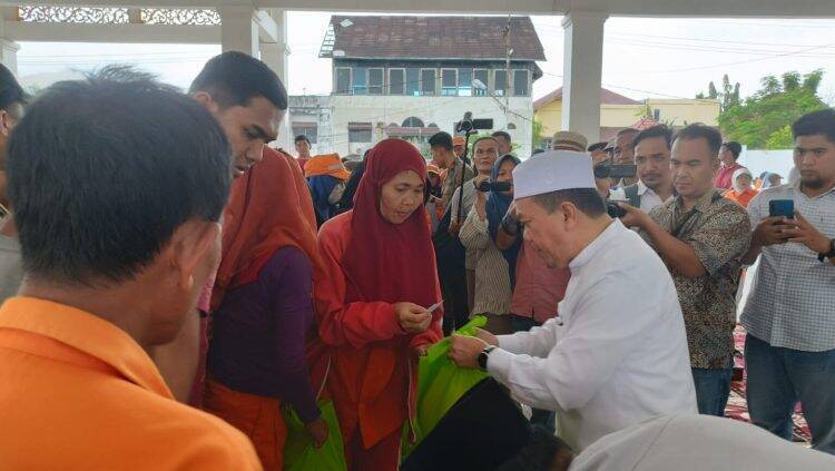 Al Haris Beri Sembako 1.238 Petugas Kebersihan