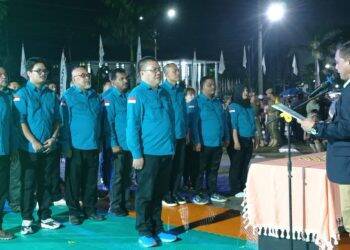 Jadi Tontonan Orang di Alun-alun Paduka Rajo Laksamano, Budi Setiawan Lantik Pengurus KONI Malam Hari