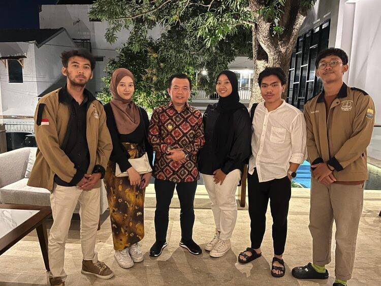 Terimakasih Pak Al Haris, Mahasiswa Jambi-Semarang Begitu Merasakan Kepedulian Anda, Sudah Menyediakan Tempat Mereka, Tolong Nanti Resmikan Sekretariat Itu Ya..