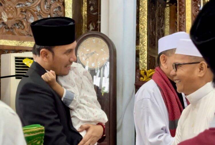 Bersama Istri dan Anak, Edi Purwanto Salat Iduladha di Masjid Al Falah