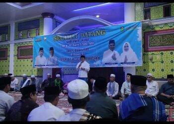 Gubernur Al Haris Sholat Tarawih Bersama Warga Sungai Rambai