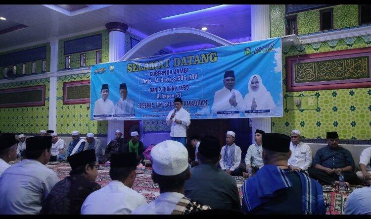 Gubernur Al Haris Sholat Tarawih Bersama Warga Sungai Rambai