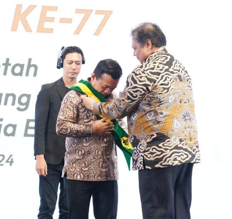 Ketua Umum Golkar Beri Penghargaan Bintang untuk Al Haris