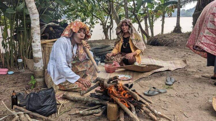 Saat Ibu-ibu Pakai Tengkuluk Khas Jambi Diminta Masak Brengkes Ikan