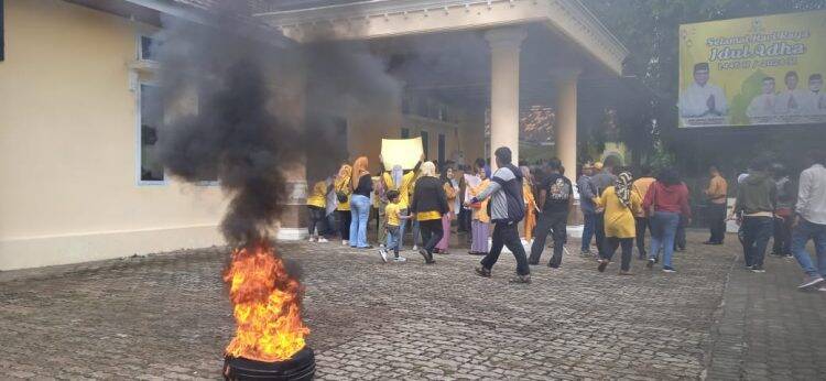 Massa Bakar Ban di Halaman Kantor Golkar Provinsi Jambi, Itu Gegara Maulana-Diza