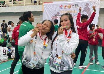Siswa dan Guru SMAN 11 Kota Jambi Meraih Medali PON 2024 di Cabor Floorball