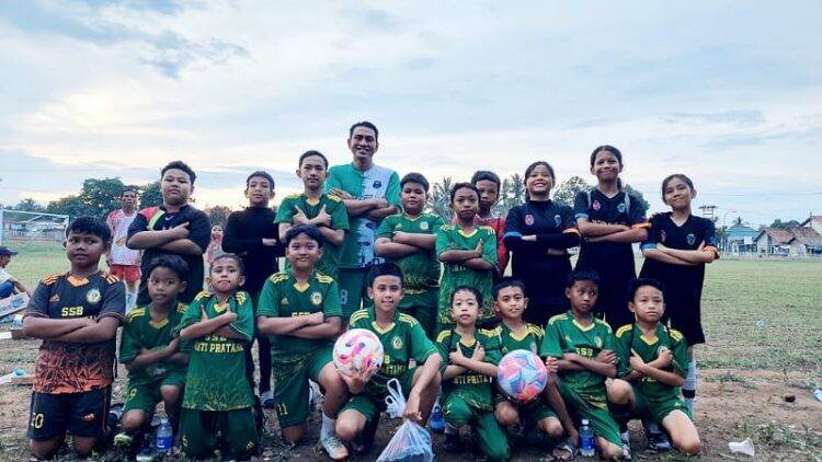 Warga Tidak Mau Sia-siakan Foto Bersama Fadhil Arief