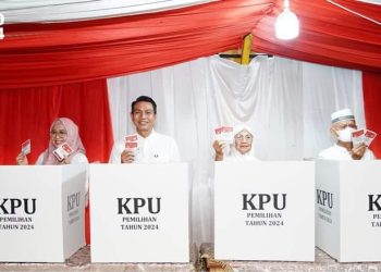 Fadhil Pakai Kemeja Putih Nyoblos di Rengas Condong
